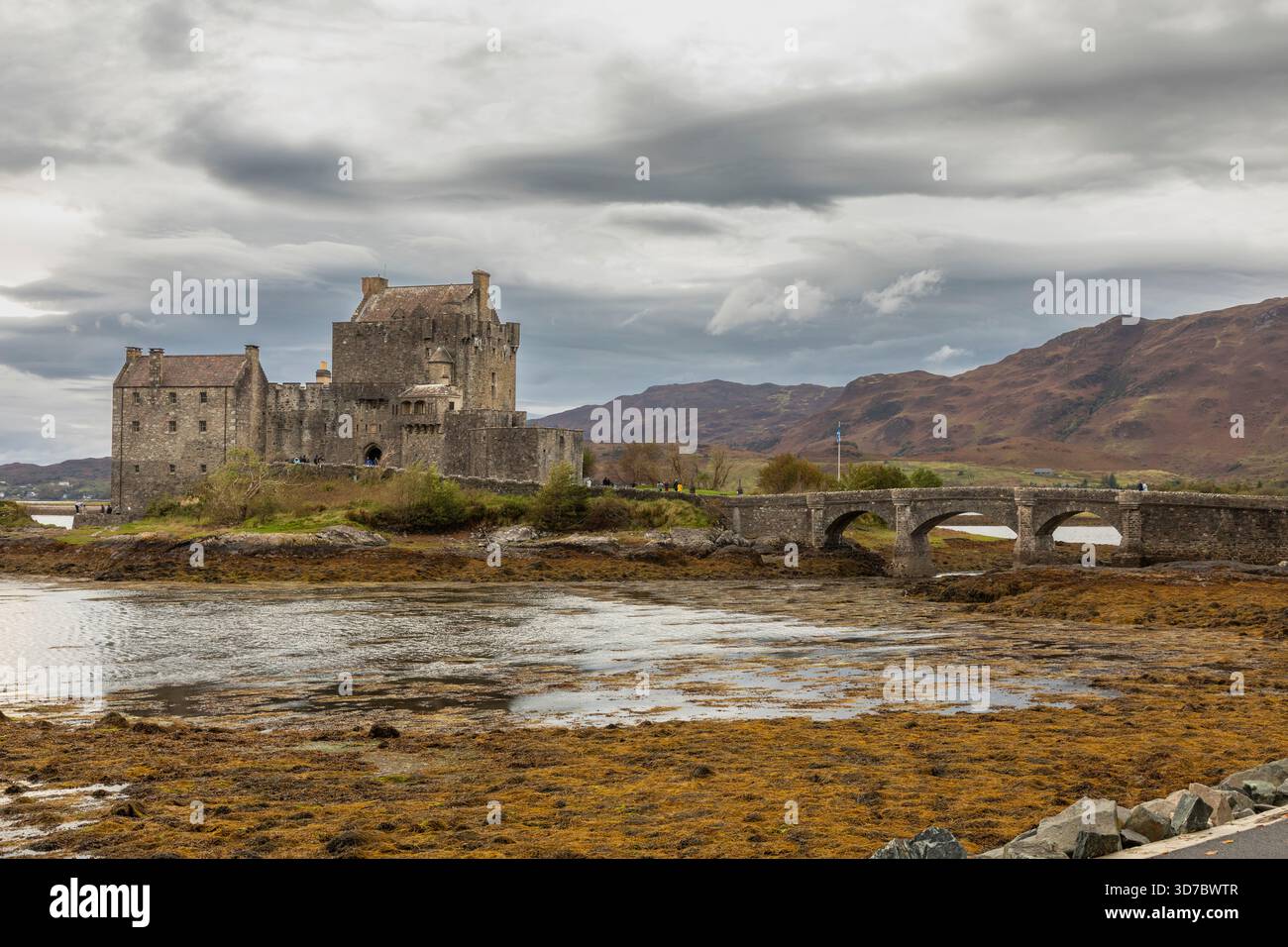 Il castello di Eilean Donan nelle Highlands occidentali della Scozia fu originariamente costruito nel XIII secolo. Foto Stock