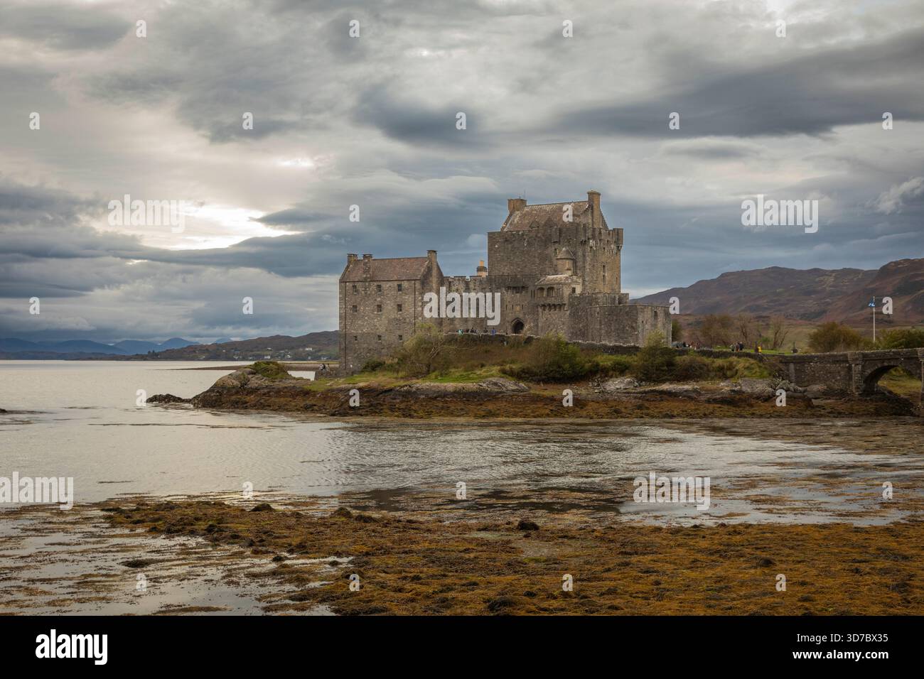 Il castello di Eilean Donan nelle Highlands occidentali della Scozia fu originariamente costruito nel XIII secolo. Foto Stock