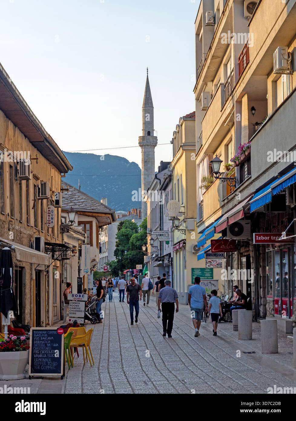 Viale pedonale nel centro storico di Mostar Foto Stock