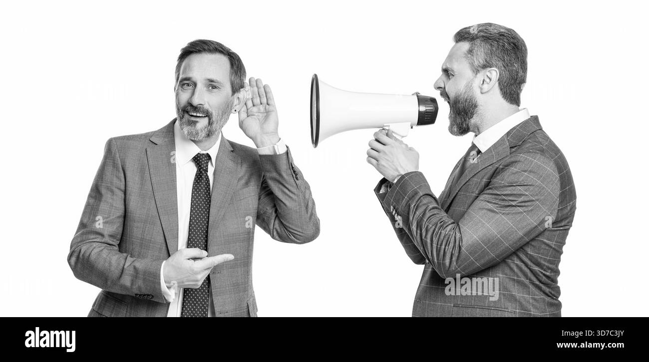 uomo d'affari che urla il dipendente con un altoparlante isolato su bianco. l'uomo d'affari è in conflitto con il partner per quanto riguarda la promozione. uomo d'affari che risolve Foto Stock
