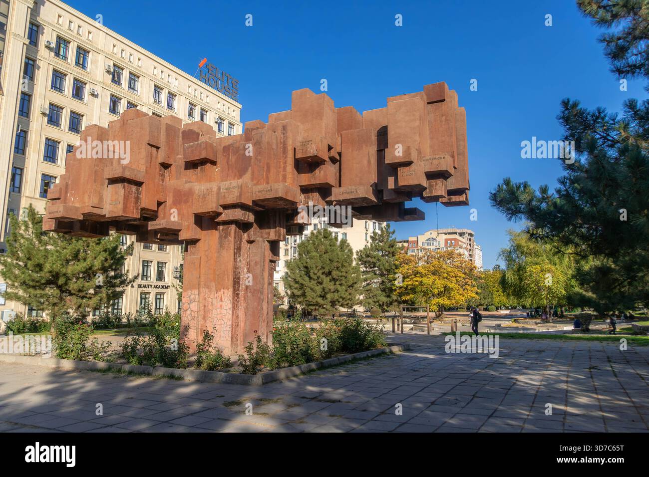 Monumento all'avanguardia al Bishkek Oak Park, un'arte monumentale sovietica dell'Asia centrale. Foto Stock