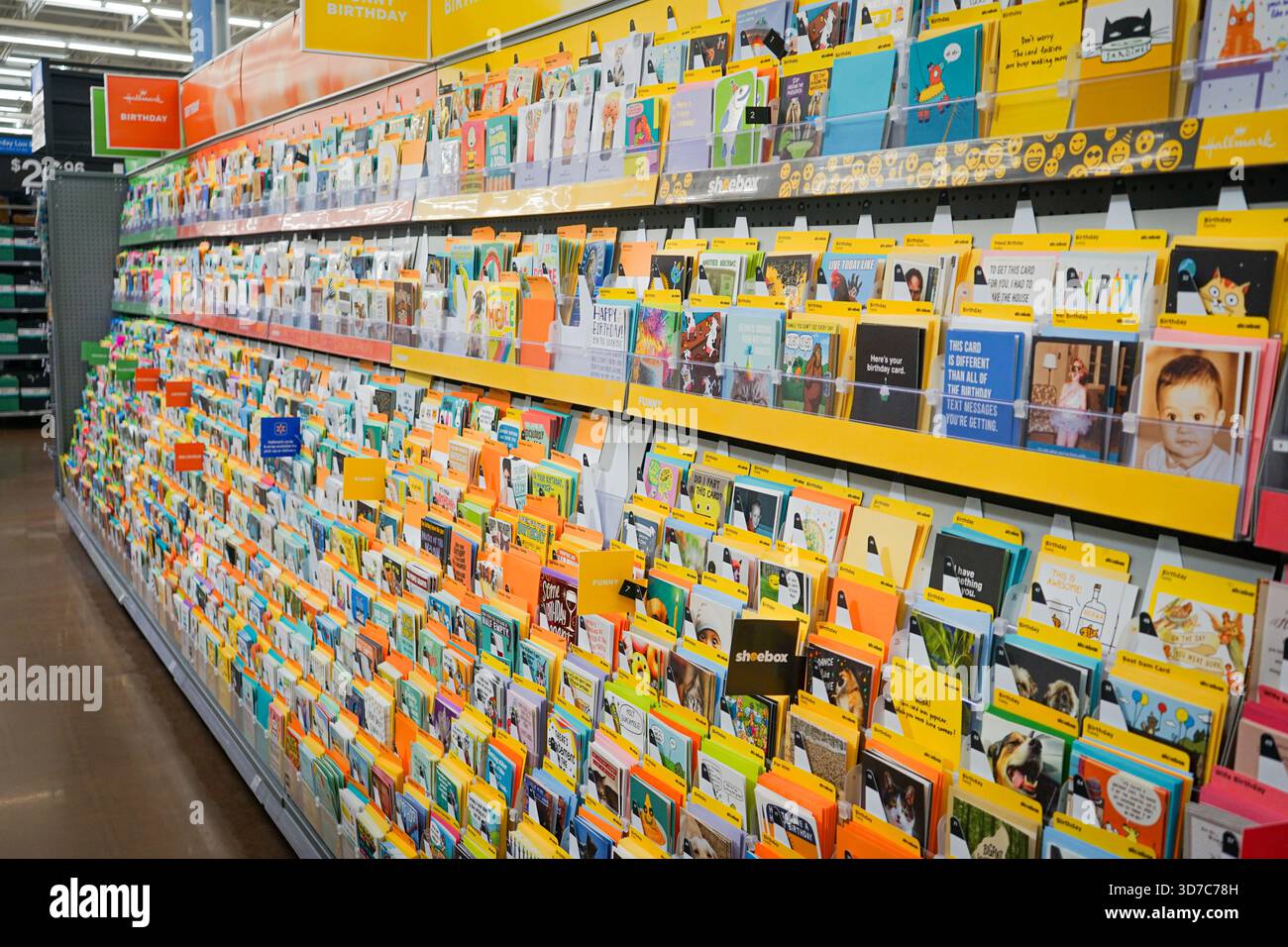 Scaffali con una varietà di biglietti d'auguri colorati in un corridoio di Walmart Foto Stock