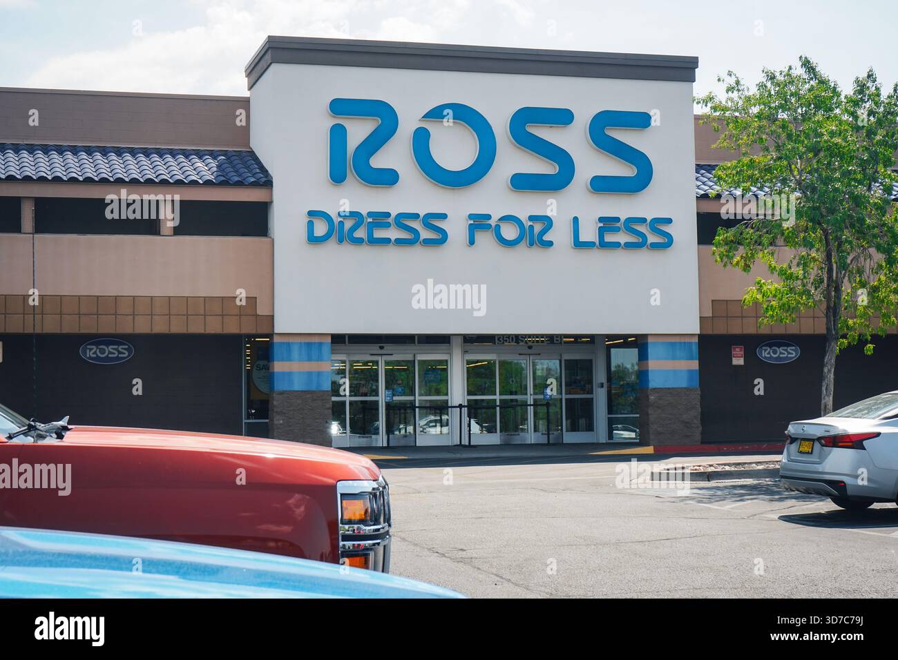 Facciata esterna di un Ross Dress a prezzi scontati accanto a un parcheggio con auto Foto Stock