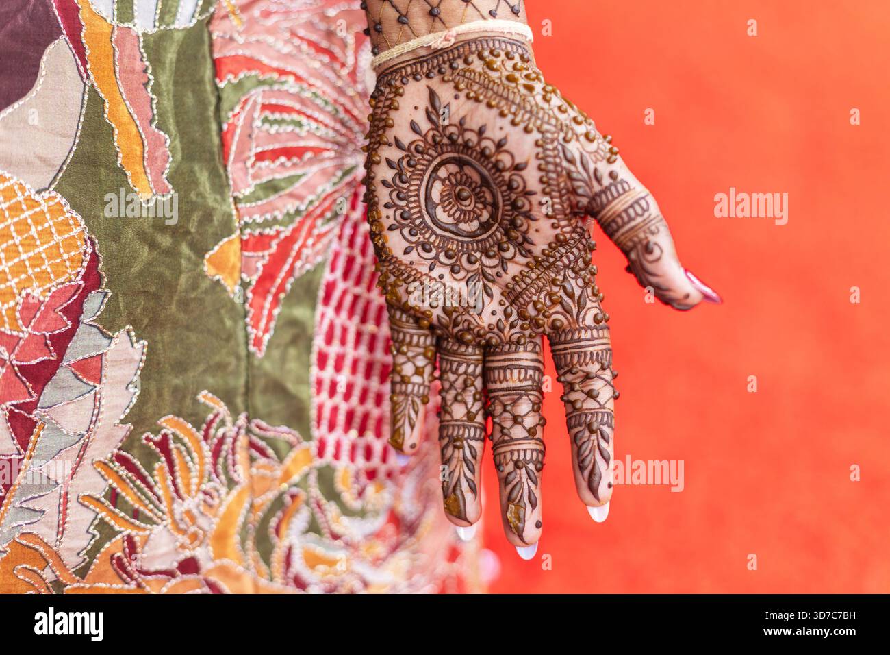 Questa immagine mostra il bellissimo design all'henné su una mano, una forma d'arte tradizionale spesso utilizzata in matrimoni e celebrazioni Foto Stock
