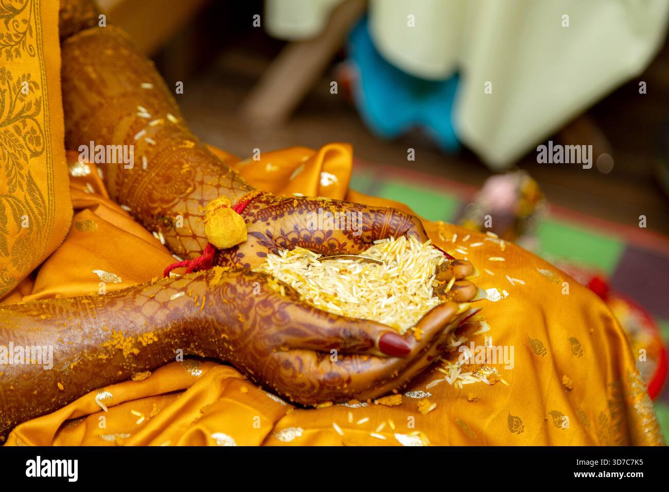 Mani di una sposa durante una tradizionale cerimonia di nozze indiana Foto Stock