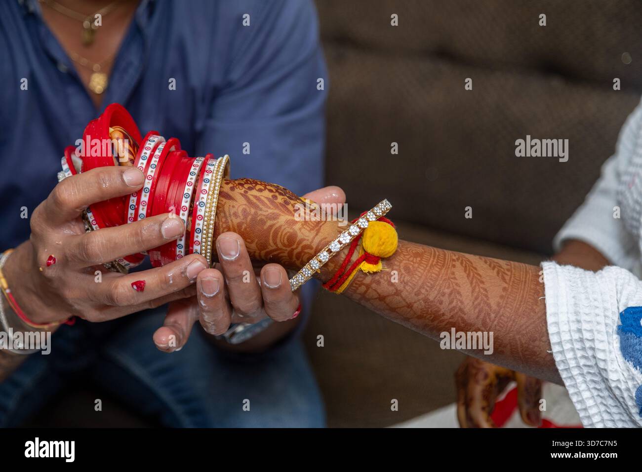 Un primo piano cattura la mano della sposa con intricati disegni all'henné, simbolo di amore e impegno Foto Stock