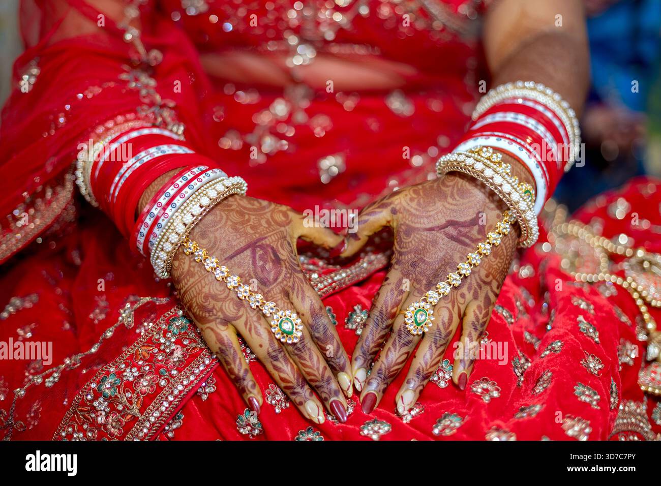 Le mani della sposa sono decorate con intricati disegni all'henné e splendidi gioielli, a simboleggiare l'amore e l'impegno Foto Stock