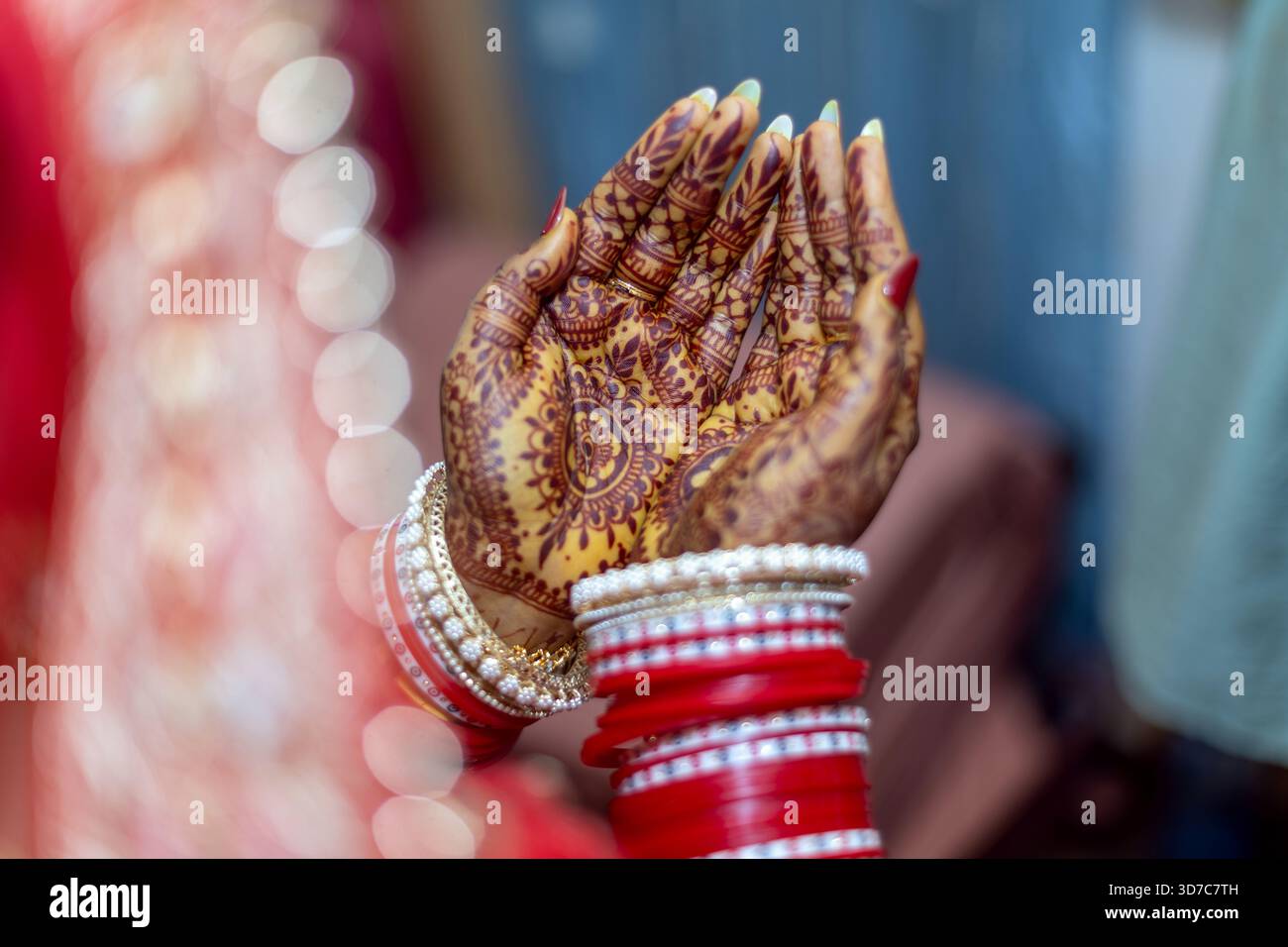 Le mani della sposa indiana adornate con henné e bracciali tradizionali Foto Stock