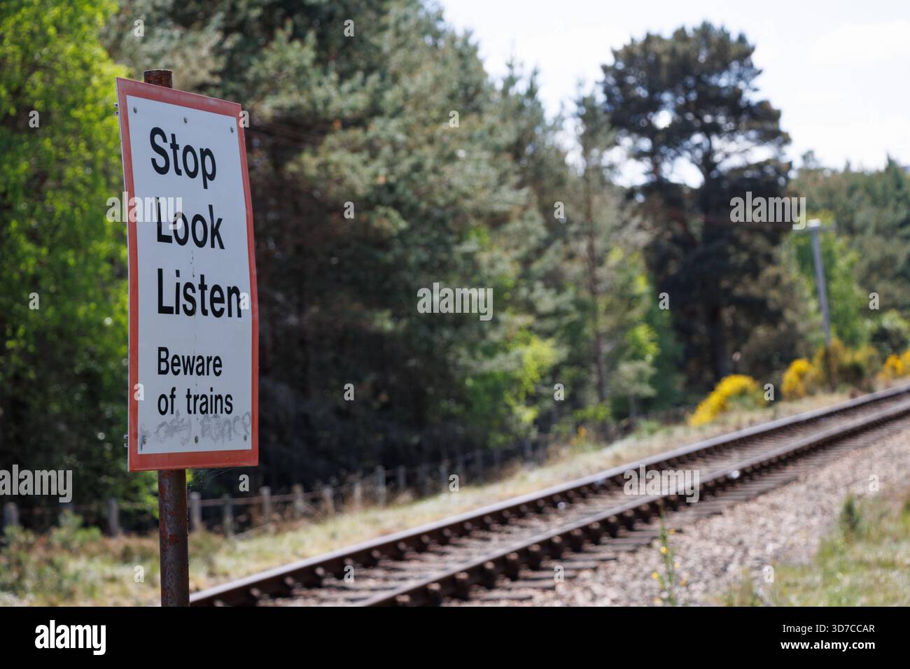 Fermati, guarda, ascolta i segnali di avvertimento dei treni sulla ferrovia a binario singolo in corrispondenza di un passaggio pedonale Foto Stock