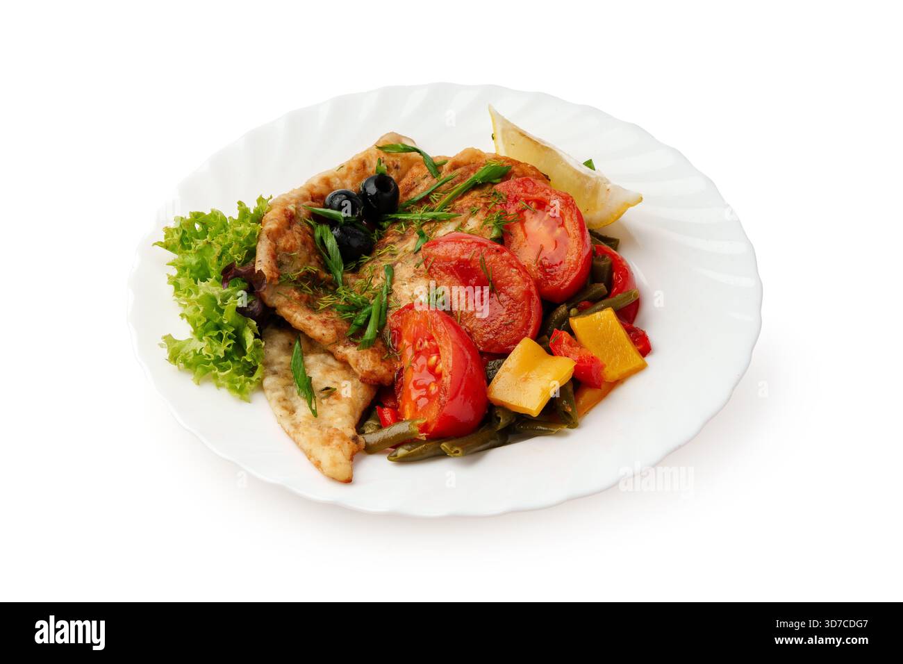 Delizioso pesce fritto con verdure fresche ed erbe aromatiche servito su un piatto bianco Foto Stock