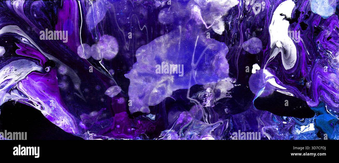 Sfondo astratto etereo scuro in viola intenso, indaco e nero con accenti bianchi. Creato con versamento acrilico, arte fluida, simile a un cosmico Foto Stock