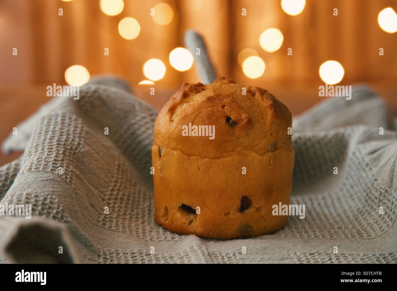 Primo piano del pane di Natale con asciugamano e luci di Natale sullo sfondo Foto Stock