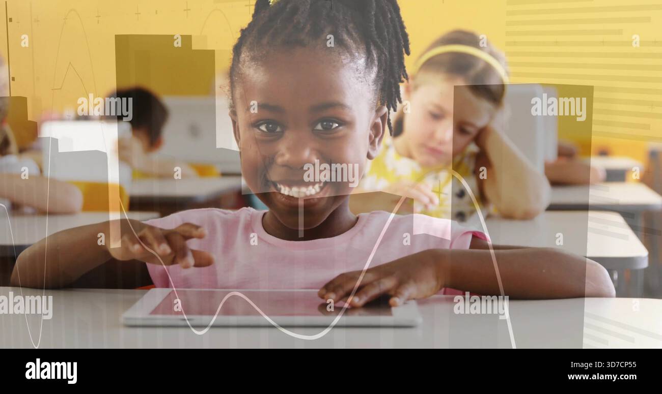 Studente afroamericano sorridente che usa un tablet in classe elementare, indossa camicia rosa, grafici Foto Stock