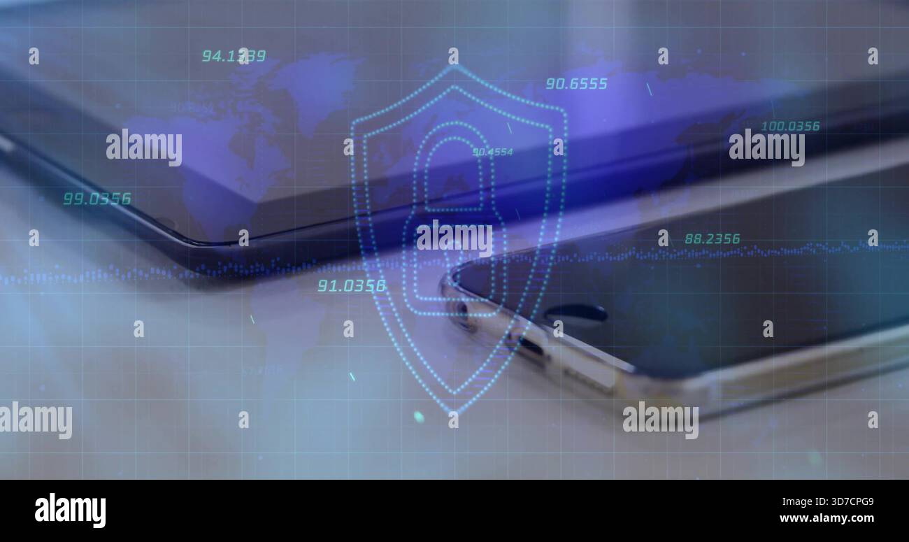 Visualizzazione di due smartphone sul piano portapaziente, proiezione di un lucchetto olografico con scudo e mappa del mondo Foto Stock