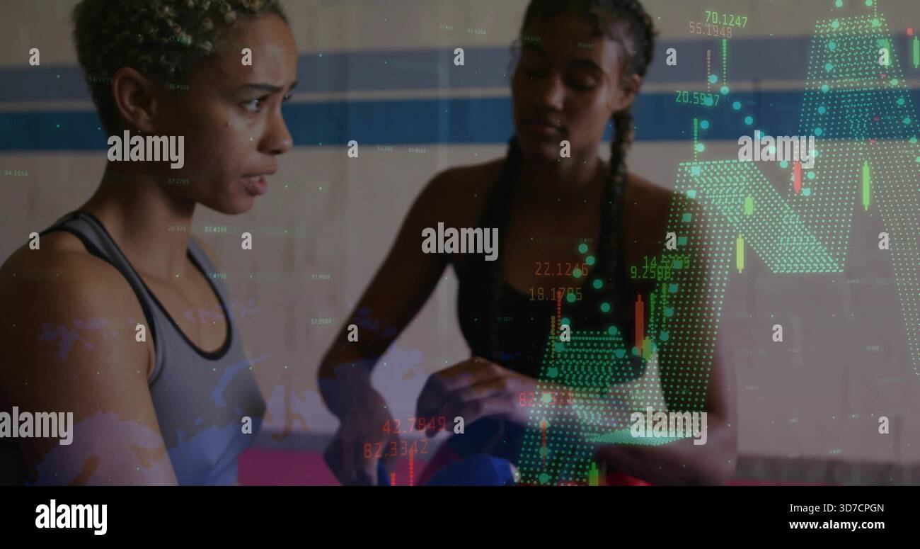 Pallina blu bilanciata, due donne in top sportivi che si allenano in palestra con inserti a candeliere, tappetino rosa Foto Stock