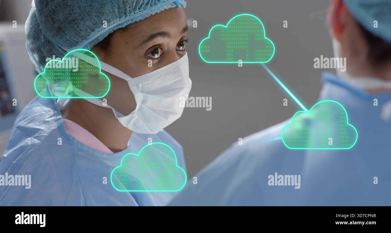 Osservando il personale chirurgico femminile che osserva il collega in SALA OPERATORIA, i cappucci le maschere blu le nuvole di neon Foto Stock