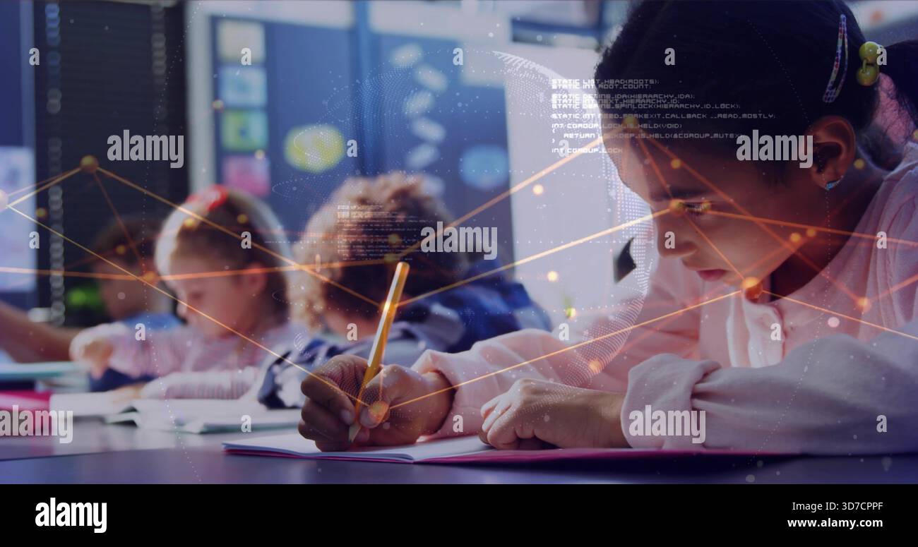 Ragazza che scrive con una camicia rosa appoggiata al notebook in classe, utilizzando una matita gialla con sovrapposizione del codice Foto Stock