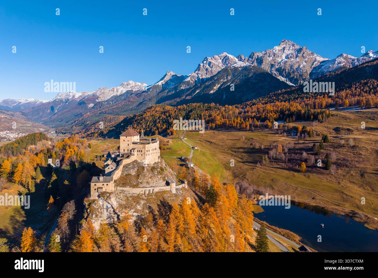 Vista aerea del castello di Tarasp in autunno. Tarasp, bassa Engadina, Cantone dei Grigioni, Svizzera, Europa. Foto Stock