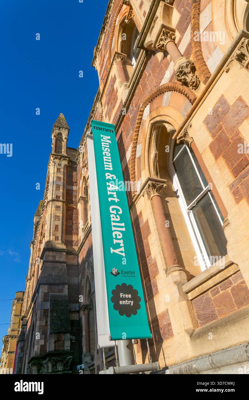 Insegna fuori dal museo e dalla galleria d'arte, edificio del Royal Albert Memorial Museum RAAM, centro di Exeter, Devon, Inghilterra, Regno Unito costruito nel 1868 Foto Stock