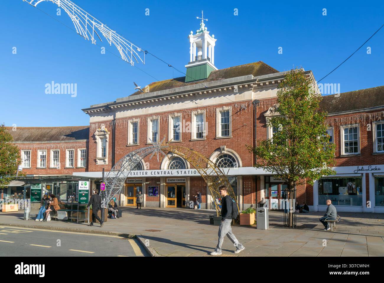 Persone fuori dalla stazione centrale di Exeter, dal centro di Exeter, Devon, Inghilterra, Regno Unito Foto Stock