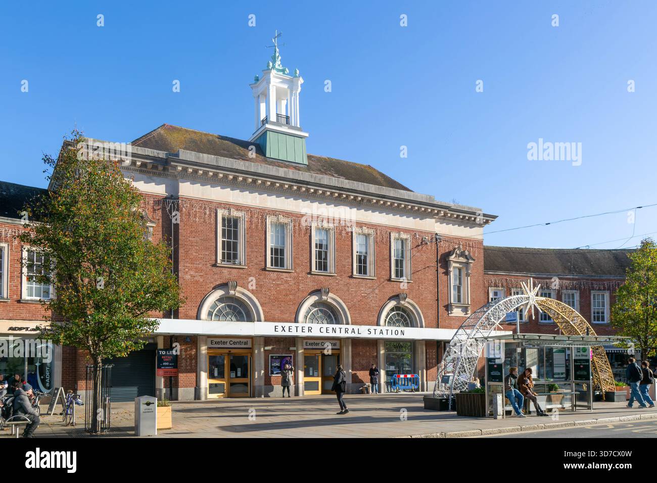 Persone fuori dalla stazione centrale di Exeter, dal centro di Exeter, Devon, Inghilterra, Regno Unito Foto Stock