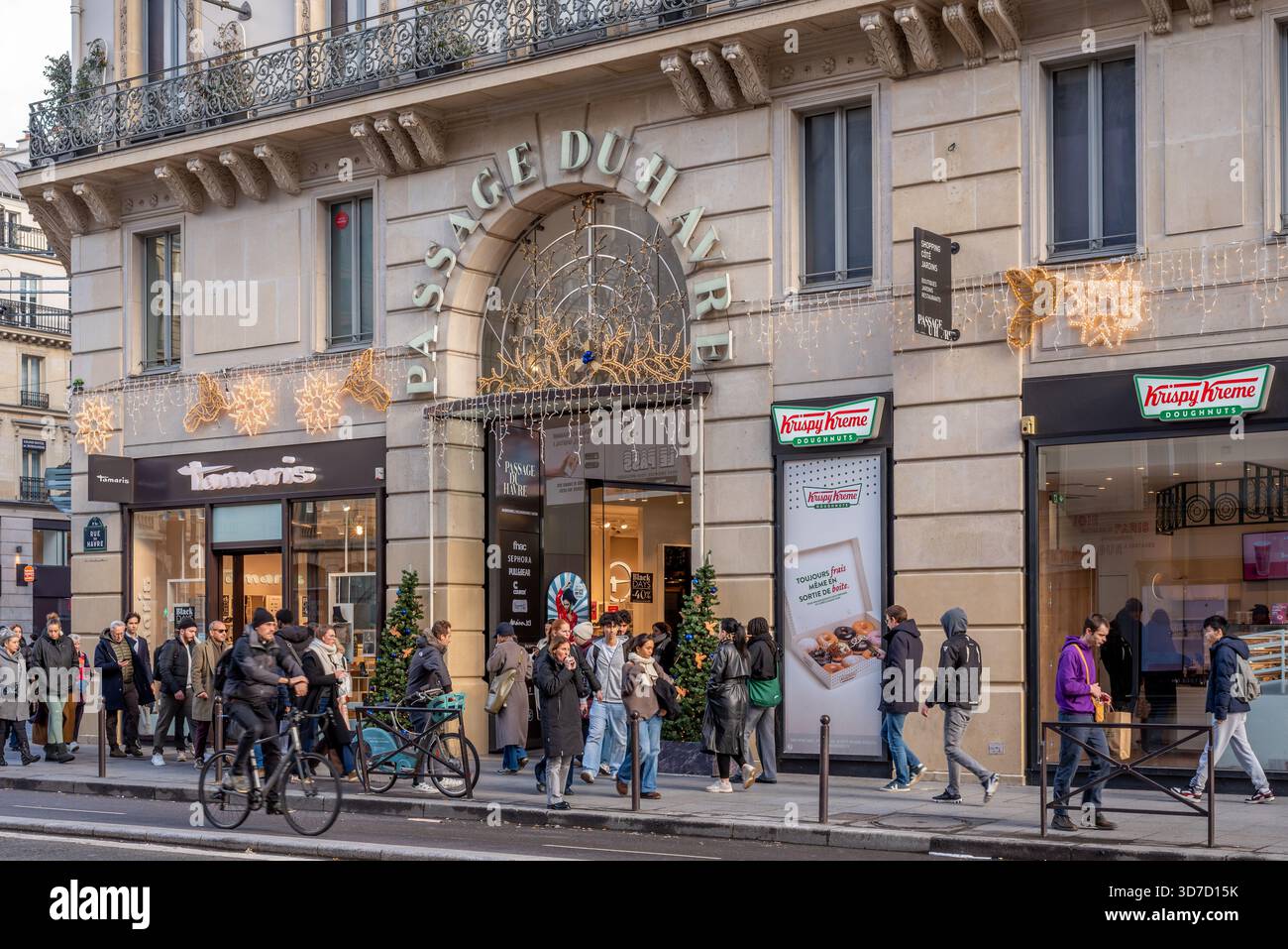 Passage du Havre, un centro commerciale nel 9° arrondissement di Parigi. Gente che compra per Natale. Scena di strada parigina Foto Stock