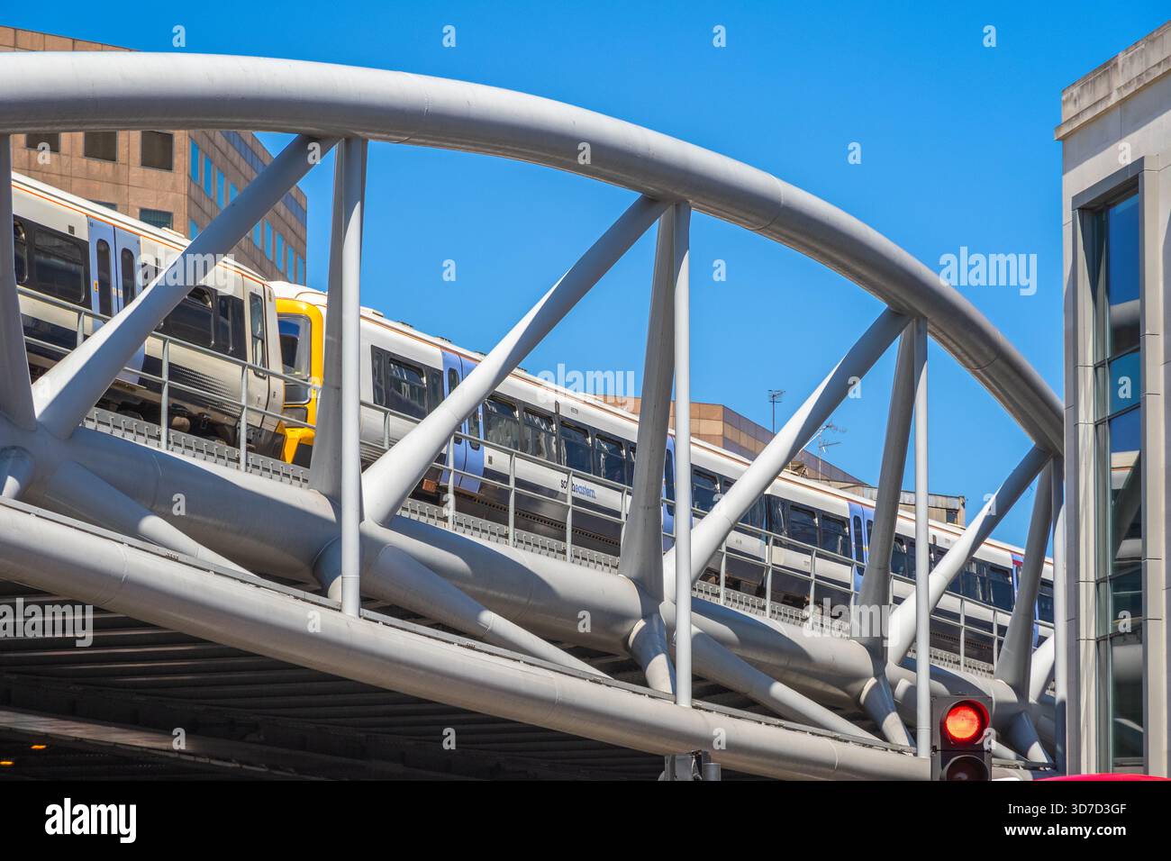 Londra, Regno Unito - 27 febbraio 2025 - treni sud-orientali in partenza dalla stazione ferroviaria di London Bridge Foto Stock