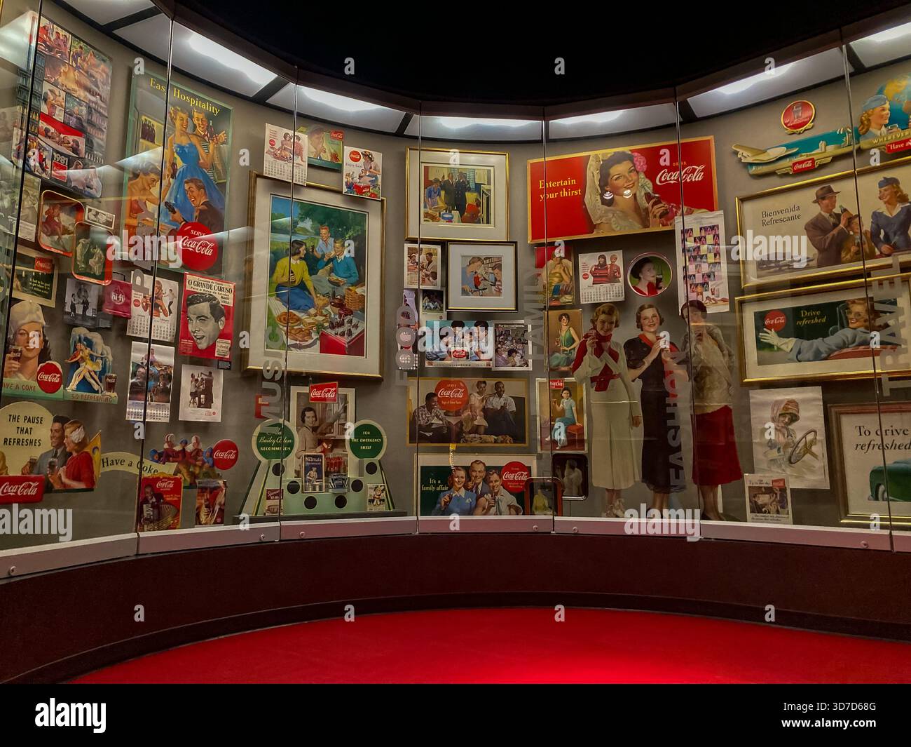 Mostra con gli annunci vintage della Coca Cola all'interno del museo World of Coca-Cola di Atlanta, Georgia, Stati Uniti Foto Stock