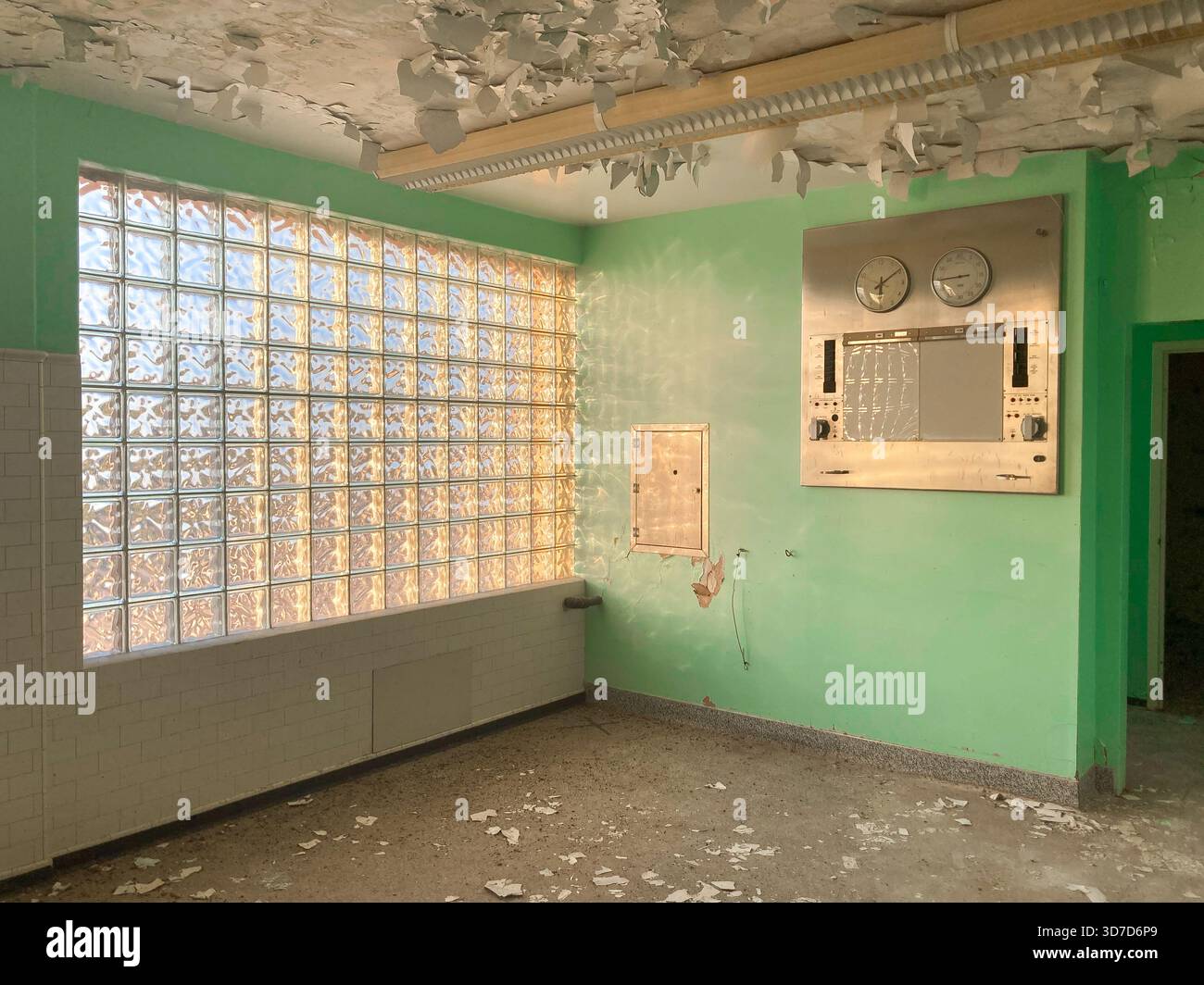 Sala decrepita con vernice sbucciante all'interno di un ospedale abbandonato e infestato da fantasmi Foto Stock