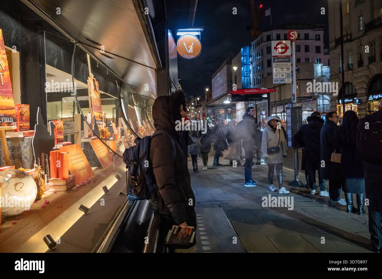 I turisti si godono l'atmosfera festosa su Piccadilly, nel quartiere londinese di Mayfair, mentre si prepara per il Natale nella capitale dell'Inghilterra, Regno Unito Foto Stock
