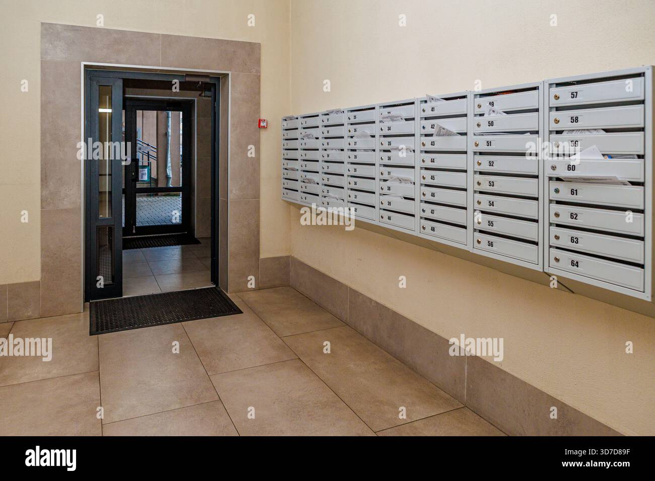 corridoio pubblico, ingresso anteriore con cassette postali, locali non residenziali di un edificio residenziale standard Foto Stock