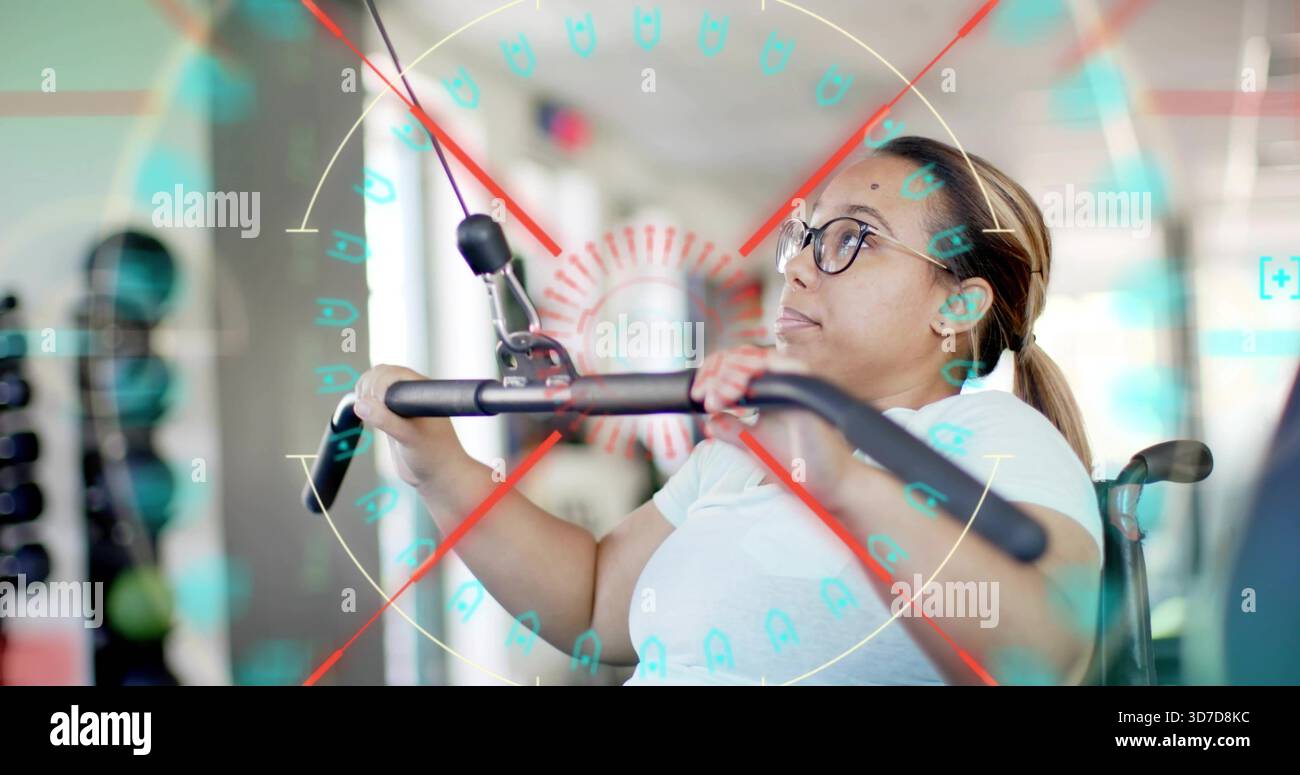 Donna che porta in sedia a rotelle occhiali, T-shirt leggera, bar lat e cavo in palestra, HUD Foto Stock