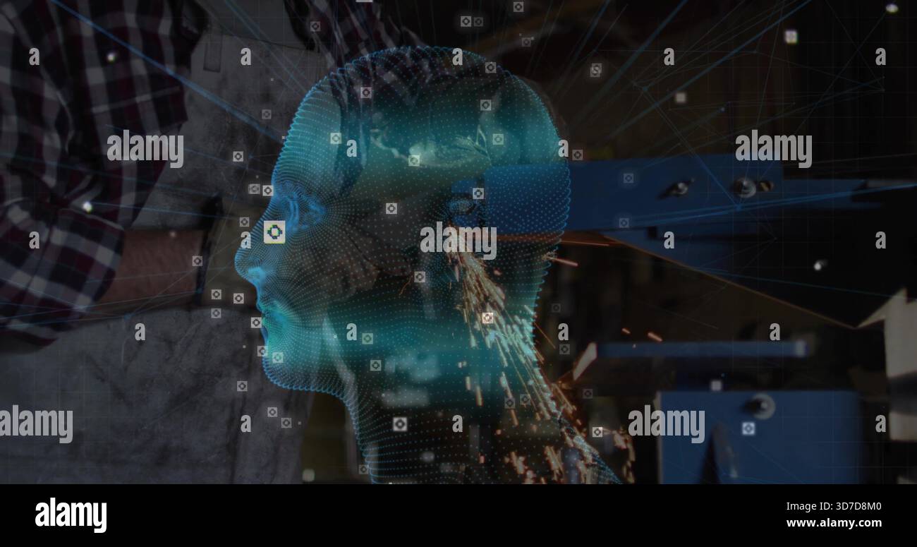 Visualizzazione della testa dell'ologramma ciano con icone del sensore sopra l'officina di metallo, operatore che indossa un grembiule a plaid Foto Stock