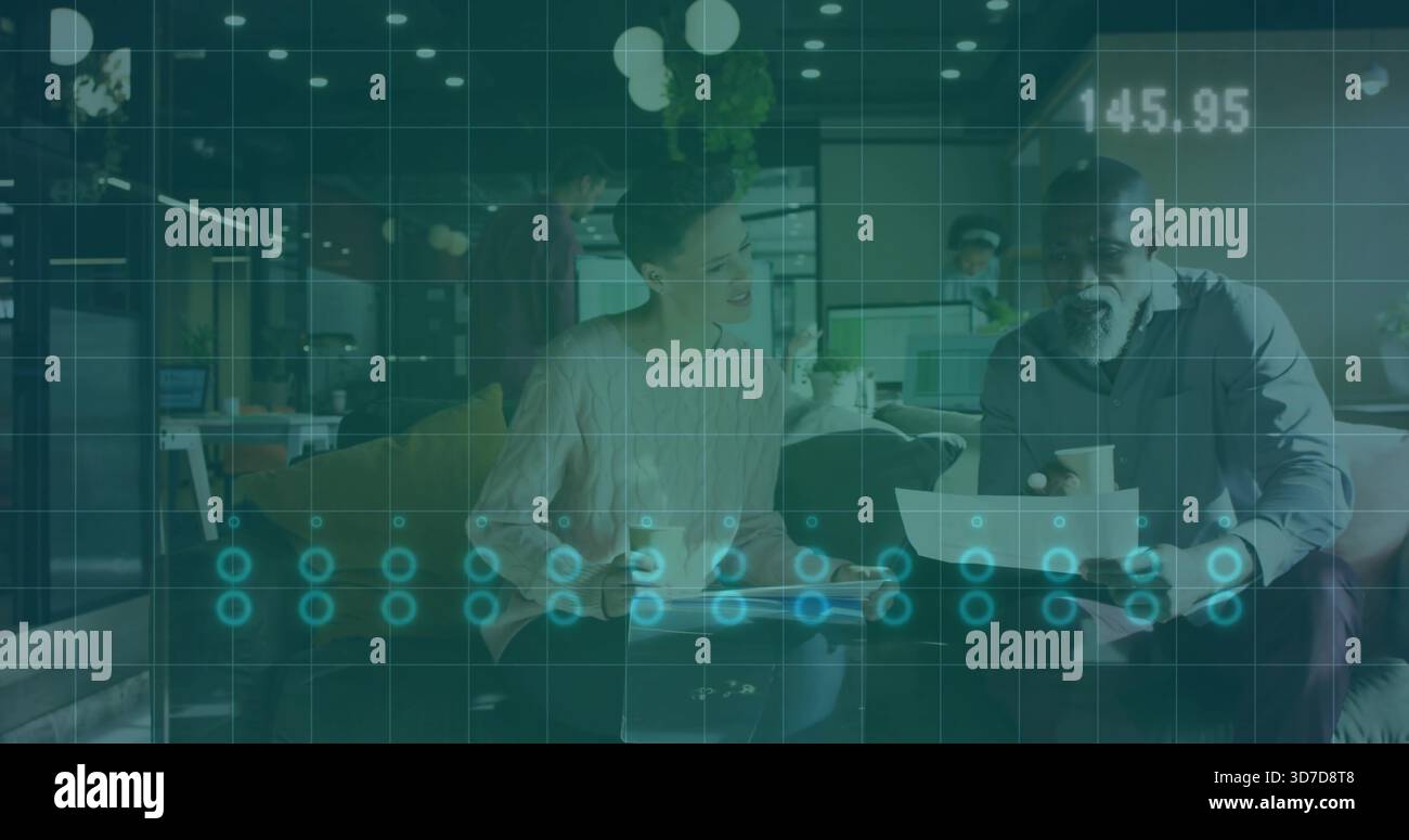 Coppia di lettura con coppe a filo e chiusura a pulsante, documenti in ufficio con sovrapposizione 145 Foto Stock