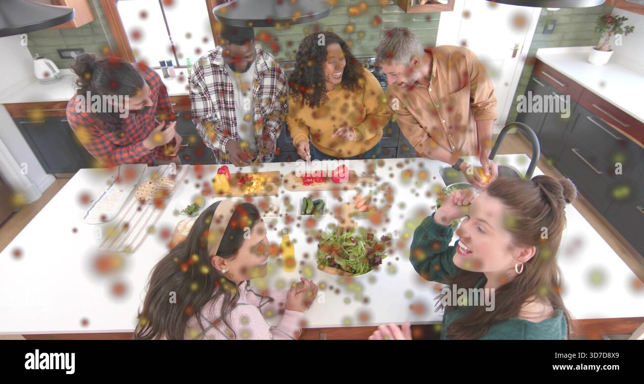 Tritare sei adulti che preparano il pasto all'isola Kitchen, utilizzando taglieri e coltello dello chef Foto Stock