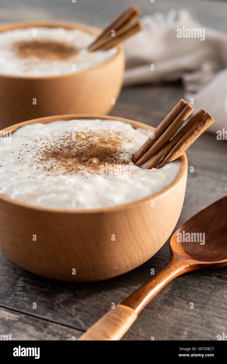 Crema pasticcera spagnola fatta in casa servita in una ciotola su un tavolo di legno Foto Stock