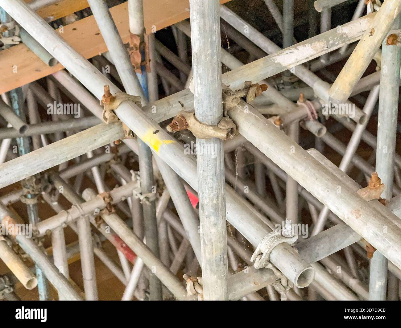 Rete di pali per impalcature all'interno di un edificio per il rinnovo della struttura. Niente persone. Foto Stock