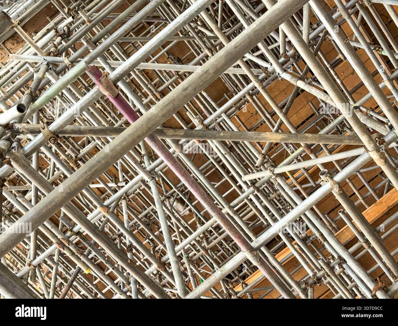 Complicata rete di pali per impalcature all'interno di un edificio per la ristrutturazione della struttura. Niente persone. Foto Stock