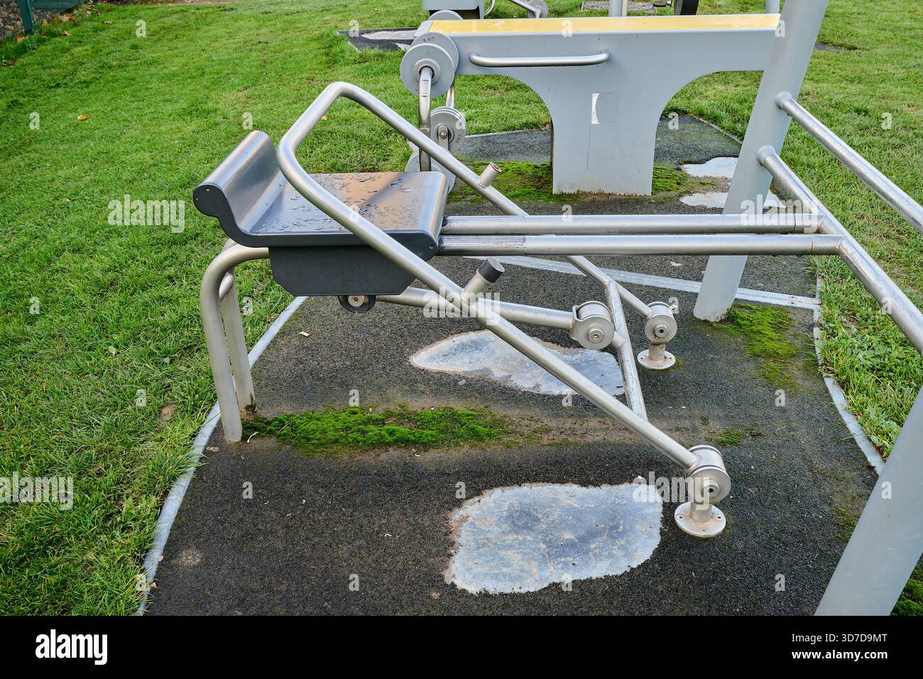 panchine per esercizi pubblici in un parco Foto Stock