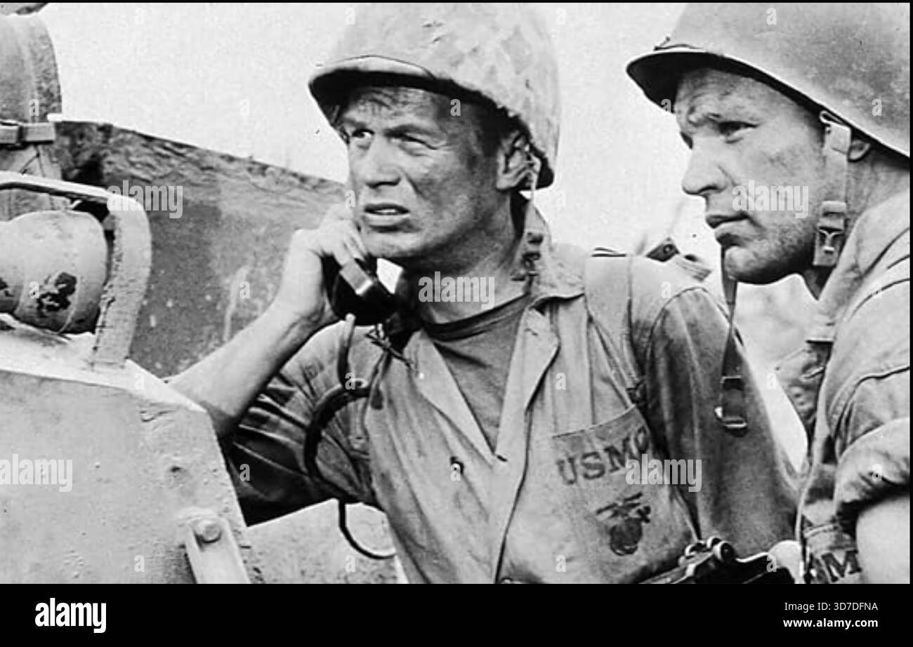 HALL OF MONTEZUMA 1951 20th Century Fox film con Richard Widmark nel ruolo del tenente Carl Anderson a sinistra e Neville Brand Foto Stock