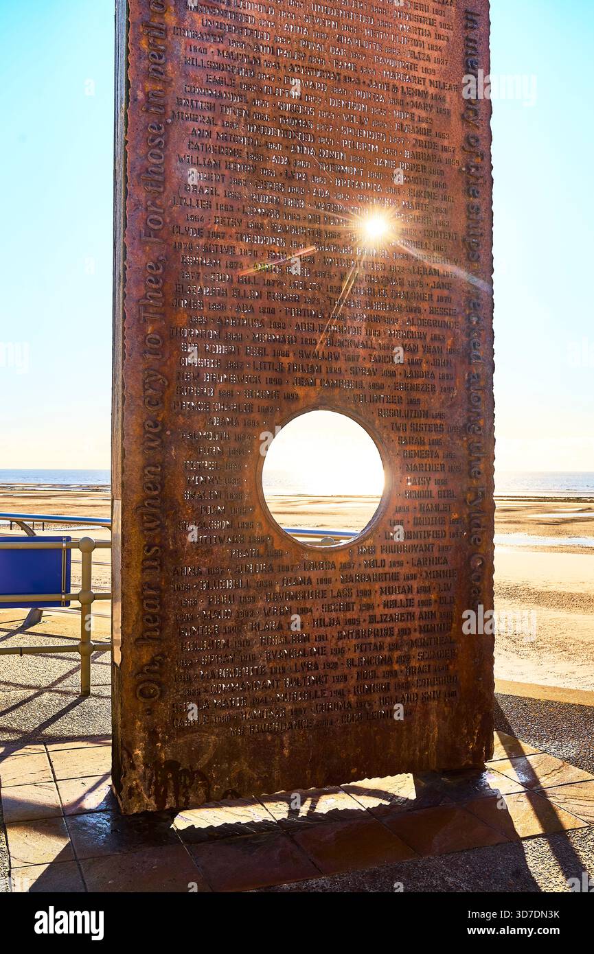 Monumento ai naufragi sul lungomare di Cleveleys, Regno Unito Foto Stock