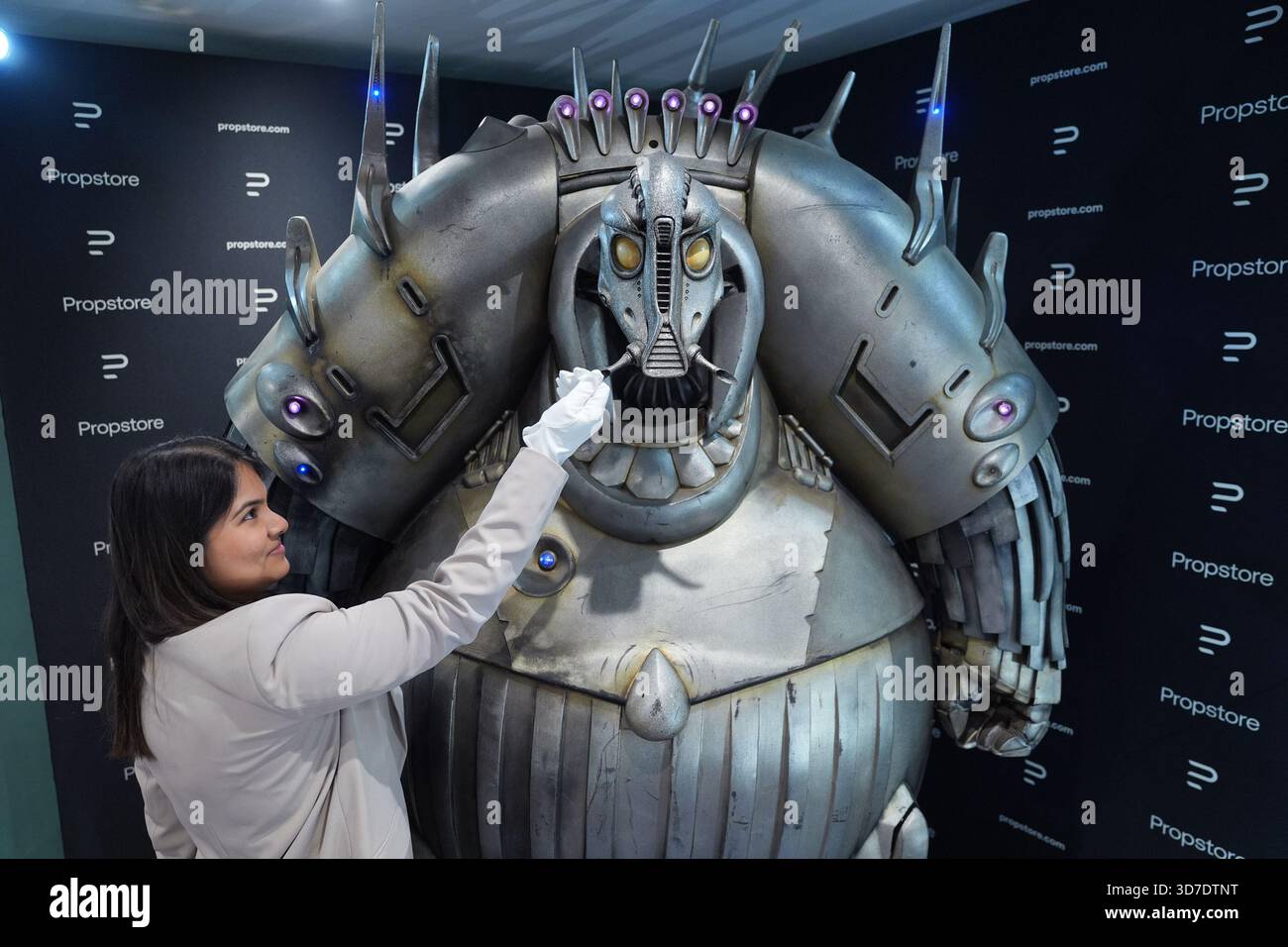 Un dipendente di Propstore posa accanto a un Mondoshawan luminoso a schermo intero dal film il quinto elemento, 1997, stimate £ 60.000-120.000, durante un'anteprima dell'asta dal vivo dei cimeli di Winter Entertainment di Propstore, nella Remix Room del Cumberland Hotel di Londra. L'asta avrà luogo dal 5 dicembre 7 e sarà composta da oltre 1.350 lotti rari e straordinari, stimati in una stima complessiva di 8 milioni di sterline. Data foto: Martedì 25 novembre 2025. Foto Stock