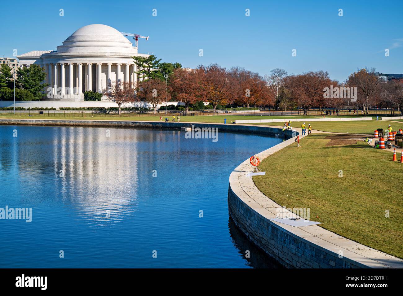 WASHINGTON DC - il progetto di costruzione del Tidal Basin Seawall nell'angolo meridionale del bacino di Tidal è visto il 24 novembre 2025, con il Jefferson Memorial sullo sfondo. Questo ampio progetto affronta il problema del cedimento e delle inondazioni quotidiane che hanno colpito le storiche banchine del bacino delle maree. Gestito dal National Park Service, lo sforzo multifase prevede la ricostruzione e l'innalzamento delle banchine per proteggere i monumenti e le infrastrutture nazionali. Il Jefferson Memorial, un monumento neoclassico dedicato al terzo presidente degli Stati Uniti Thomas Jefferson, è visibile da questa prospettiva Foto Stock