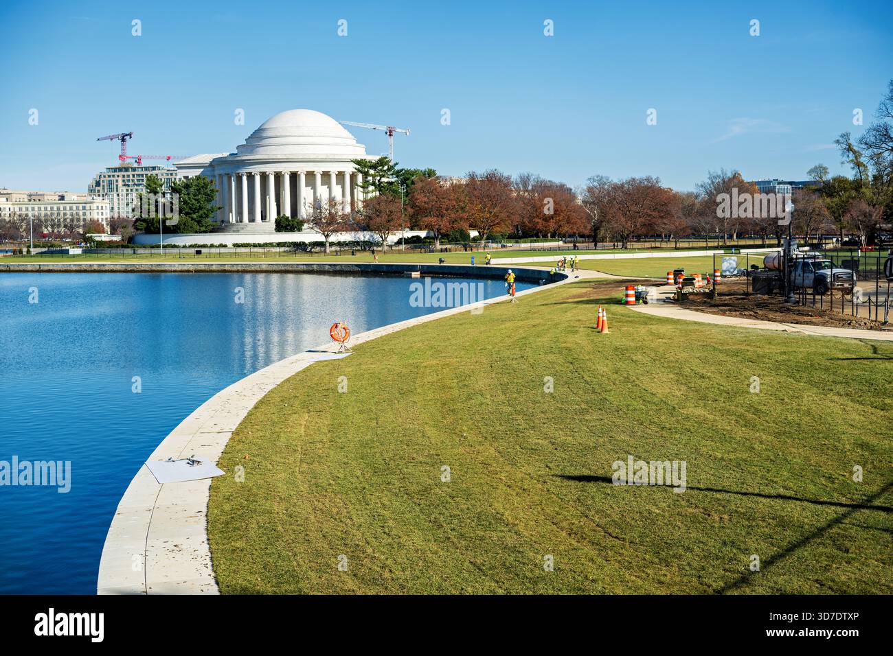 WASHINGTON DC - il progetto Tidal Basin Seawall Construction Project è visibile nell'angolo meridionale del bacino Tidal il 24 novembre 2025. Questa vista, dall'Inlet Bridge, guarda verso l'iconico Jefferson Memorial. I lavori in corso sulla diga, gestiti dal National Park Service, affrontano le condizioni critiche di cedimento e le inondazioni quotidiane che colpiscono le infrastrutture del bacino e i famosi ciliegi. Questo impegno pluriennale mira a proteggere il paesaggio storico e i monumenti circostanti a Washington DC. Foto Stock