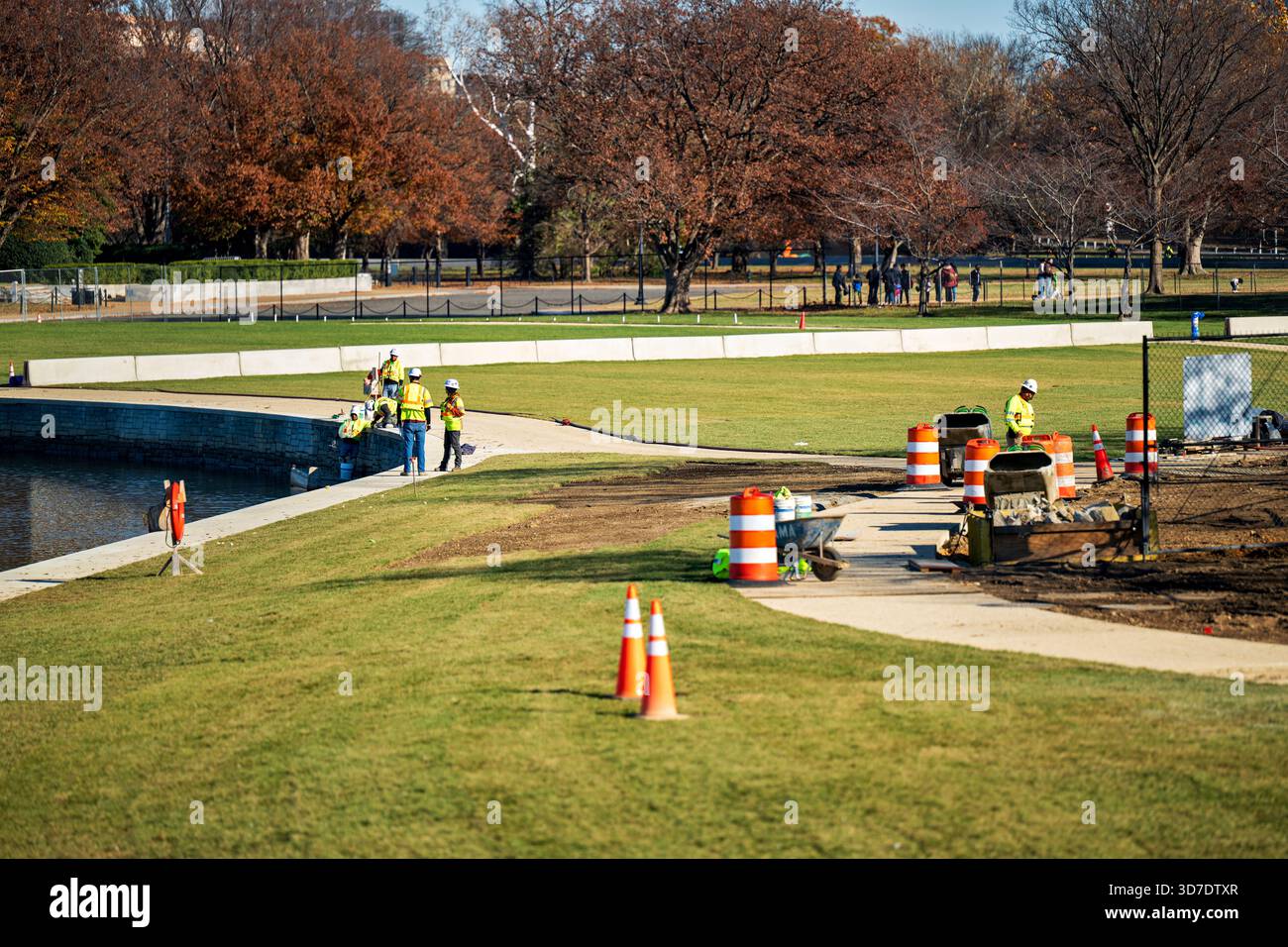 WASHINGTON DC - il progetto Tidal Basin Seawall Construction Project è visibile nell'angolo meridionale del bacino Tidal il 24 novembre 2025. I lavoratori sono visti vicino alla diga ricostruita, parte di un'importante iniziativa per affrontare il cedimento e le frequenti inondazioni. Questa prospettiva è da Inlet Bridge, guardando verso il Jefferson Memorial. Il progetto mira a rafforzare e sollevare le banchine, preservando il bacino delle maree, una caratteristica significativa del National Mall e dei Memorial Parks. Foto Stock