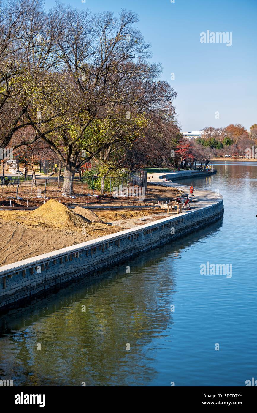 WASHINGTON DC - il Tidal Basin Seawall Construction Project è in corso nell'angolo meridionale del bacino Tidal, come visto il 24 novembre 2025. Questa prospettiva dall'Inlet Bridge si affaccia verso il Franklin Delano Roosevelt Memorial e il Martin Luther King Jr. Memorial. L'ampio progetto soddisfa le esigenze infrastrutturali critiche, tra cui il cedimento e il deterioramento delle banchine, per proteggere i monumenti commemorativi iconici e prevenire future inondazioni. Il bacino delle maree, un bacino artificiale artificiale, è una caratteristica centrale del West Potomac Park, gestito dal National Park Service. Foto Stock