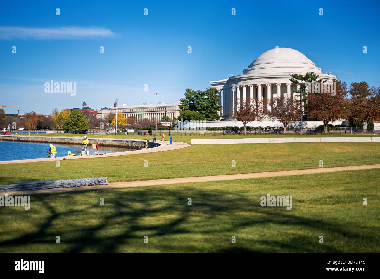 WASHINGTON DC - il Tidal Basin Seawall Construction Project è in corso nell'angolo meridionale del bacino Tidal, vicino al Jefferson Memorial, come visto il 24 novembre 2025. Questa iniziativa pluriennale del National Park Service ricostruisce e solleva i fondali marini che affondano per combattere le inondazioni quotidiane delle maree. I lavoratori edili sono visibili lungo il bordo del bacino, rafforzando le infrastrutture vitali. Il progetto è fondamentale per preservare l'integrità del bacino delle maree, i suoi iconici alberi di ciliegio in fiore e i monumenti circostanti. Foto Stock