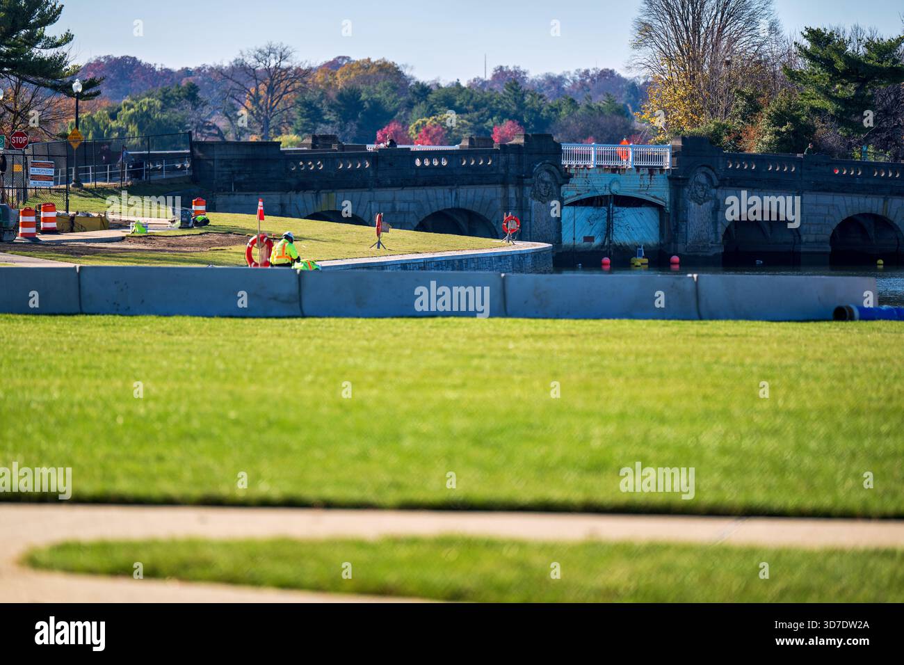 WASHINGTON DC - il Tidal Basin Seawall Construction Project è in corso nell'angolo meridionale del bacino Tidal, come visto il 24 novembre 2025. Questa prospettiva guarda a ovest da vicino al Jefferson Memorial verso l'Inlet Bridge. Il progetto affronta il deterioramento dei fondali marini e le inondazioni croniche causate dal cedimento e dall'innalzamento del livello del mare. Il bacino delle Tidal è un bacino artificiale adiacente al fiume Potomac, parte del West Potomac Park. Si tratta di un importante punto di riferimento circondato da monumenti iconici a Washington DC. Foto Stock