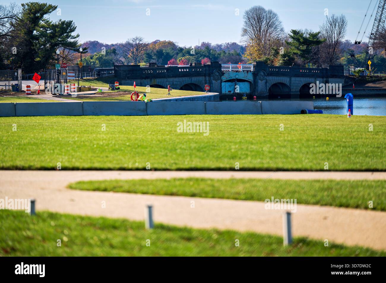 WASHINGTON DC - il progetto Tidal Basin Seawall Construction Project si trova nell'angolo meridionale del bacino Tidal il 24 novembre 2025. La vista è da vicino al Jefferson Memorial, guardando verso ovest verso lo storico Inlet Bridge (noto anche come Tidal Basin Bridge). Questo progetto affronta il deterioramento delle banchine e le inondazioni croniche. Il Tidal Basin è un'insenatura artificiale, e il ponte Inlet costruito nel 1908 collega East Potomac Park alla terraferma. Foto Stock
