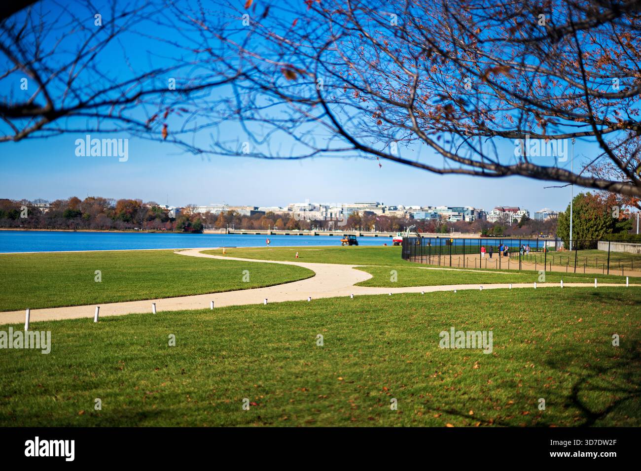 WASHINGTON DC - il Tidal Basin Seawall Construction Project è in corso nell'angolo meridionale del bacino Tidal, come visto il 24 novembre 2025. Questo importante sforzo infrastrutturale affronta il deterioramento dei banchi marittimi e le inondazioni persistenti. Il bacino delle maree è un bacino artificiale che confina con il National Mall, una caratteristica importante del nucleo monumentale di Washington DC. È ampiamente conosciuta per i suoi iconici fiori di ciliegio e i monumenti nazionali circostanti. La ristrutturazione garantisce la conservazione a lungo termine di questa importante area. Foto Stock